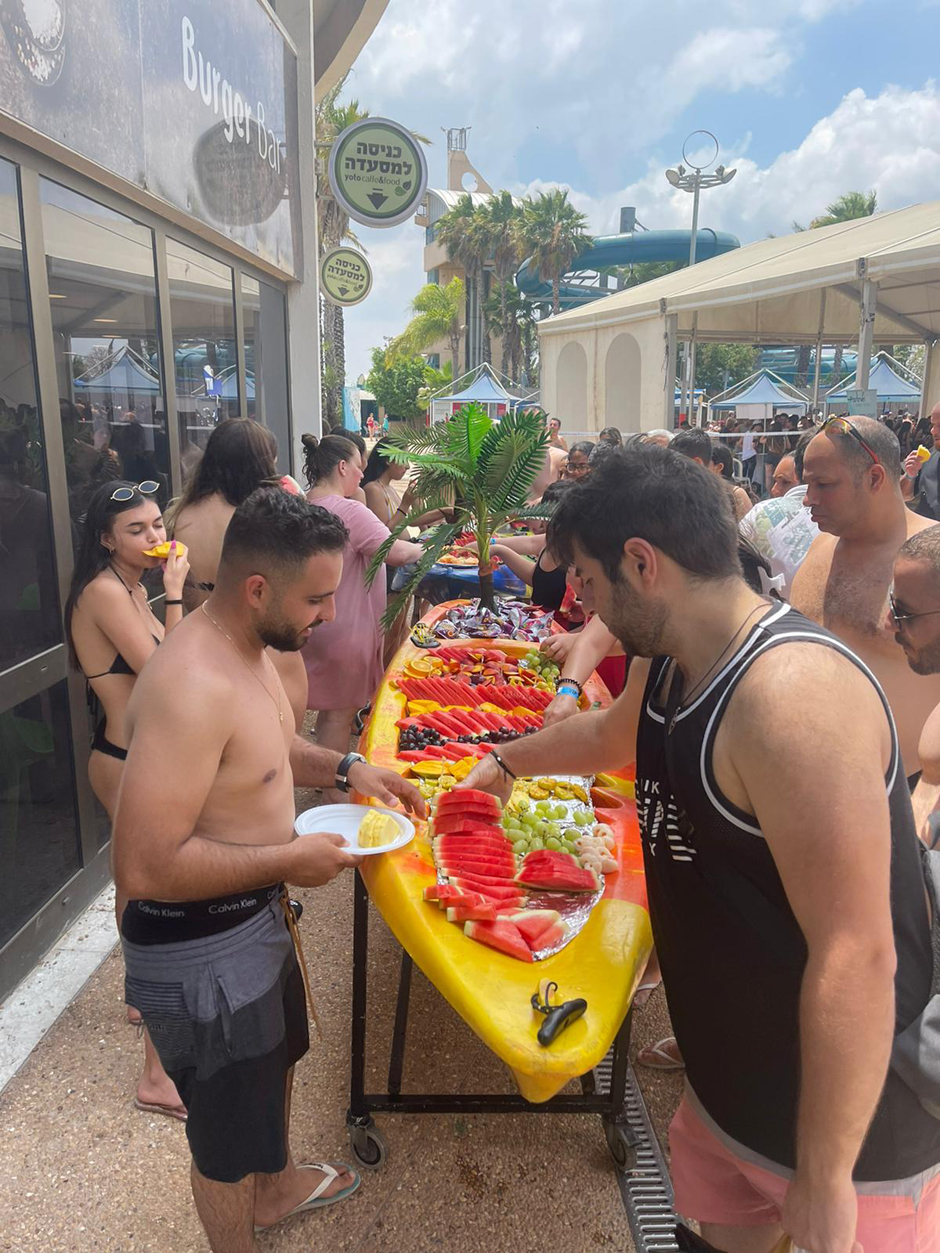 קיאק פירות מסיבת בריכה